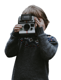 Мальчик с фотоаппаратом полароид